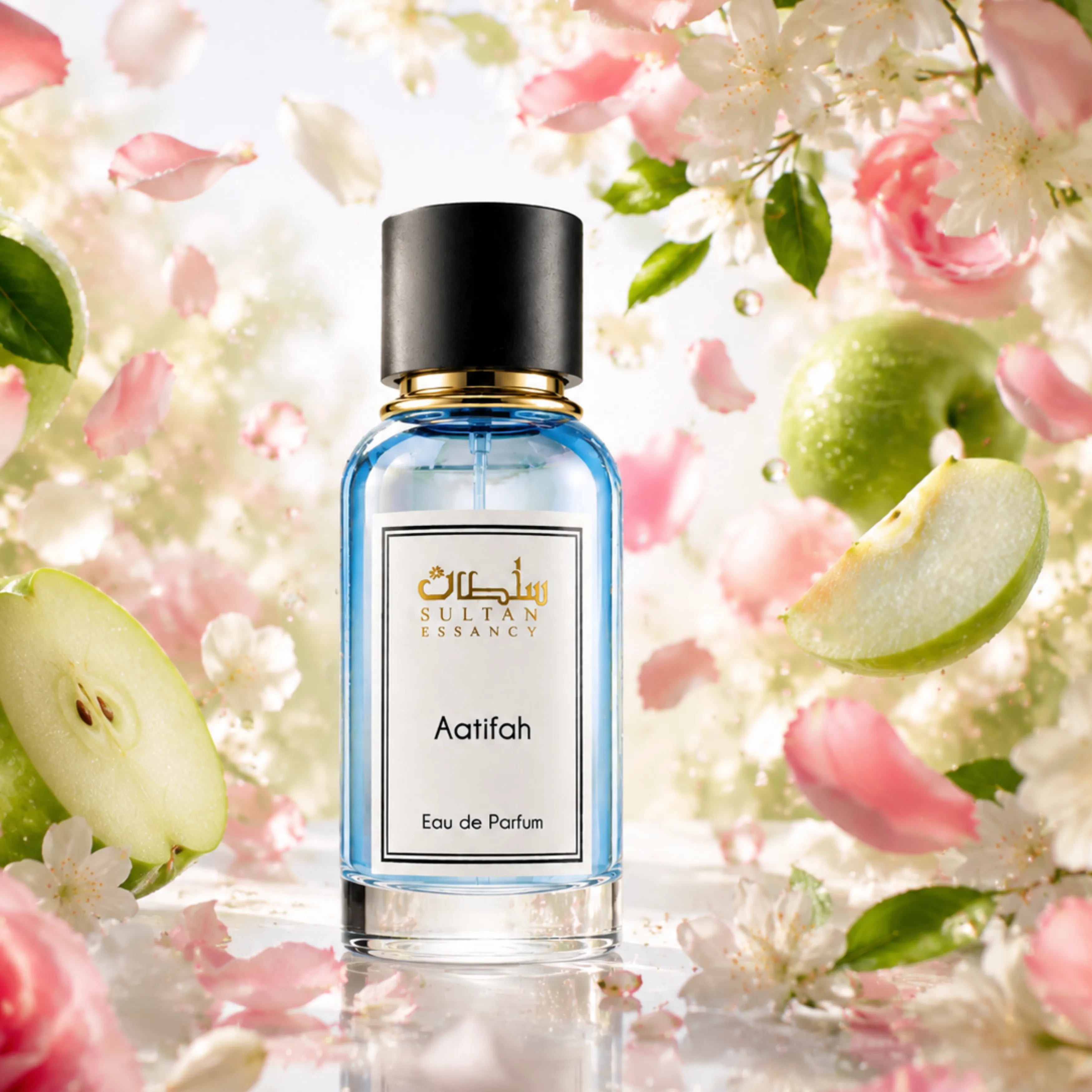 Aatifah Sultan Essancy Eau de Parfum für Damen im blauen Glasflakon, umgeben von grünen Äpfeln, Rosenblüten und frischen floralen Noten in heller Frühlings-Duftinszenierung