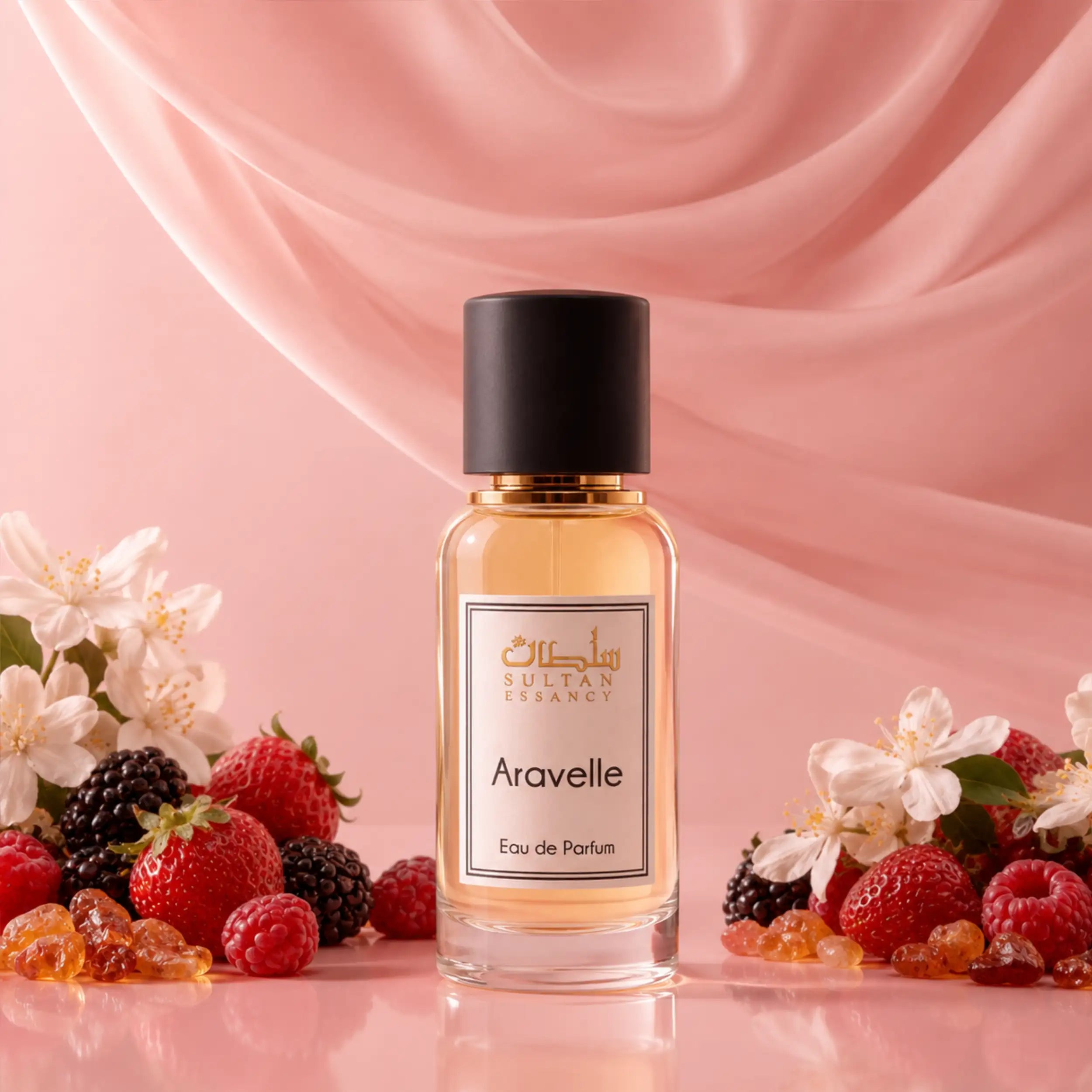 Aravelle von Sultan Essancy als Eau de Parfum für Damen mit Brombeeren, Erdbeeren, Himbeeren, Jasmin und Benzoe auf puderrosa Hintergrund