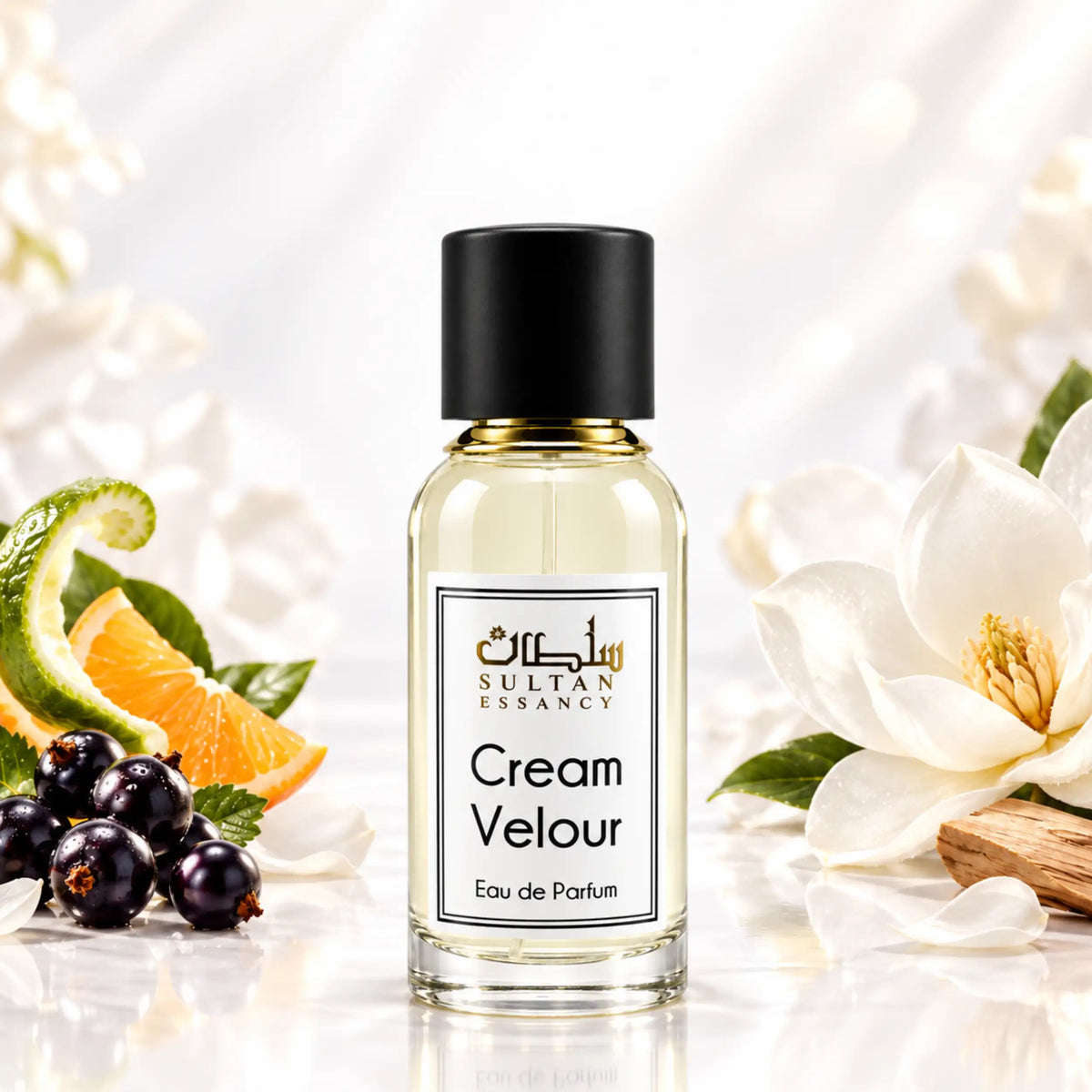 Cream Velour Parfümflakon in weißer Duftumgebung mit weißem Moschus, Johannisbeeren, Zitrus und Sandelholz