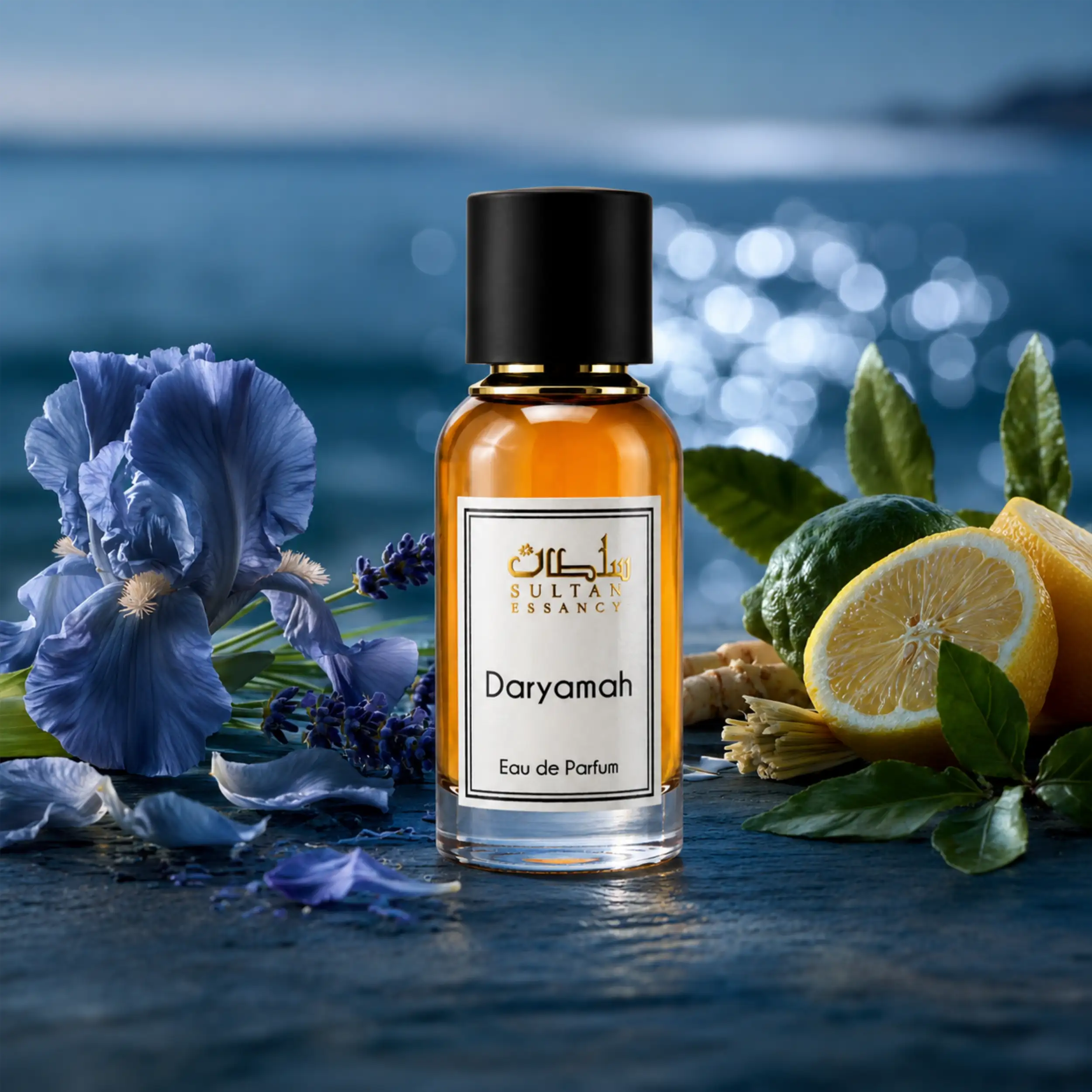 Daryamah Herren Eau de Parfum von Sultan Essancy mit Iris, Bergamotte, Lavendel und Vetiver vor einer maritimen Duftkulisse