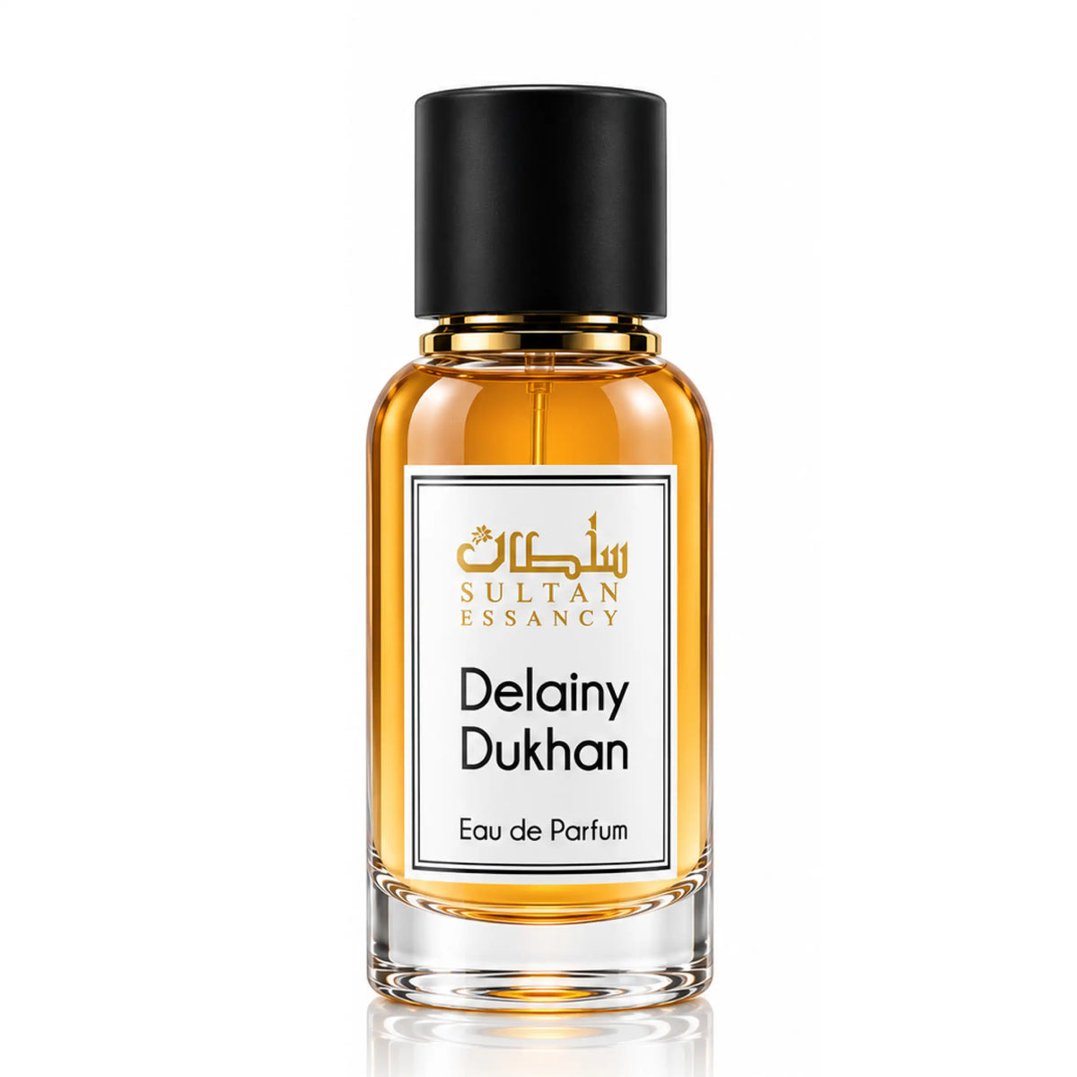 Delainy Dukhan von Sultan Essancy – orientalisches Eau de Parfum für Herren im transparenten Glasflakon mit bernsteinfarbener Flüssigkeit, schwarzer Kappe und weißem Etikett.