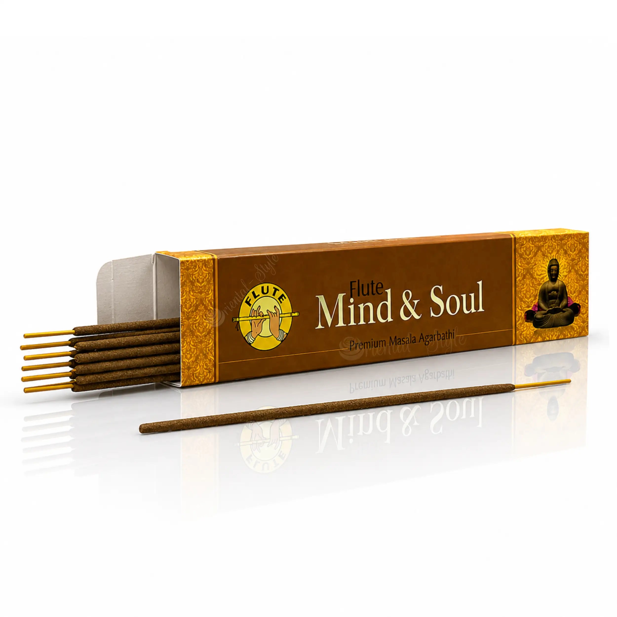 Geöffnete Flute Mind & Soul Packung mit indischen Masala-Räucherstäbchen und einem einzelnen Stäbchen auf weißem Hintergrund