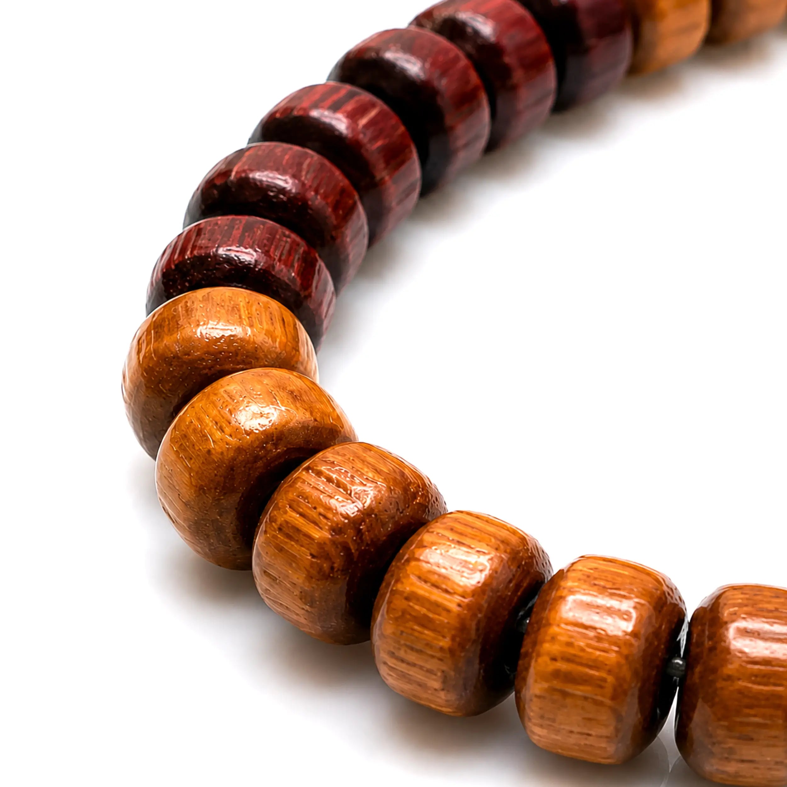 Nahaufnahme der zweifarbigen Holzperlen einer Tasbih mit sichtbarer natürlicher Holzstru