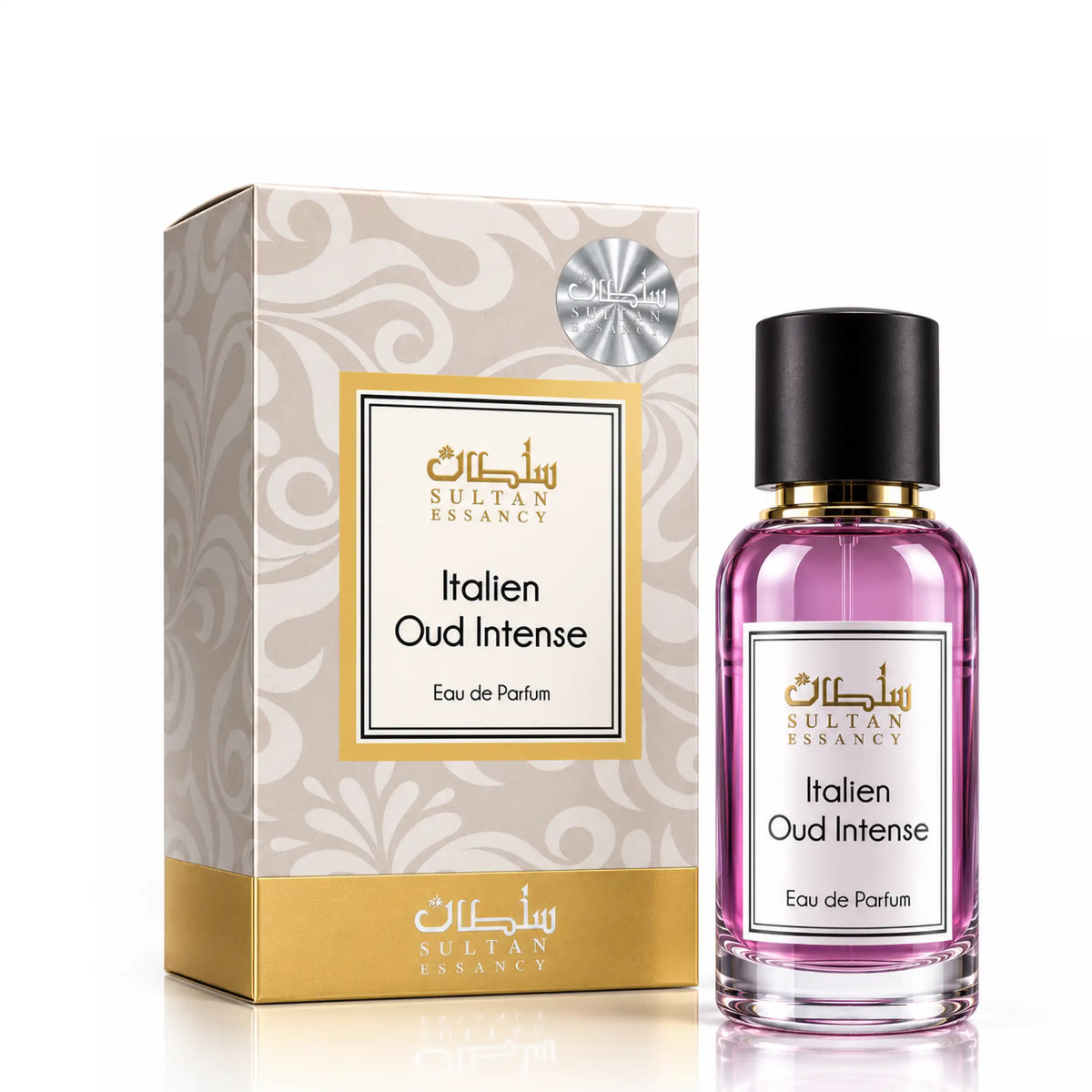 Italien Oud Intense Eau de Parfum von Sultan Essancy – transparenter Glasflakon mit helllila Flüssigkeit, schwarzer Kappe und weißem Etikett neben der creme-goldenen Verpackung mit elegantem Ornamentmuster.