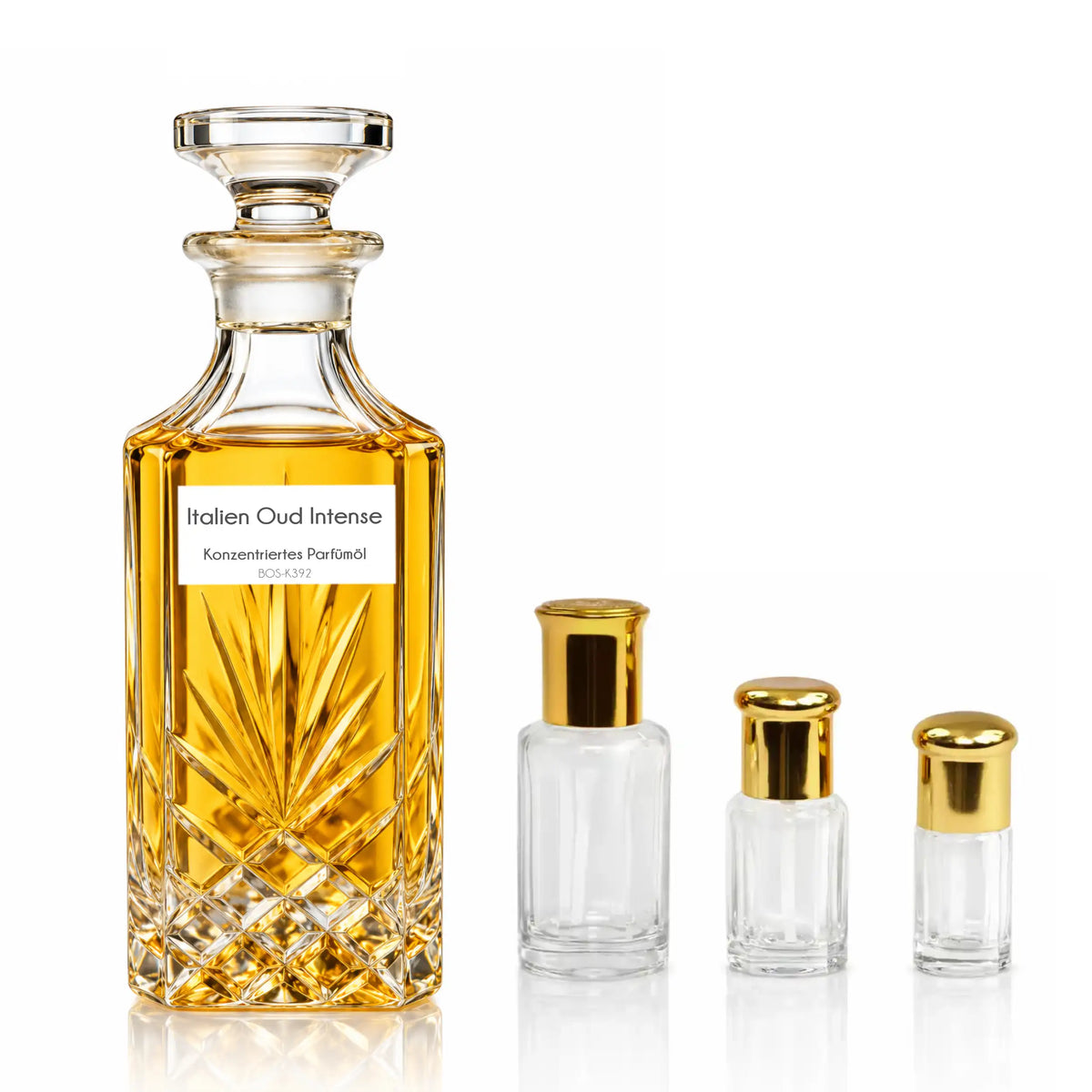 Italien Oud Intense Parfümöl von Sultan Essancy im geschliffenen Glasflakon mit goldfarbenem Duftöl und drei kleinen Glasflakons.
