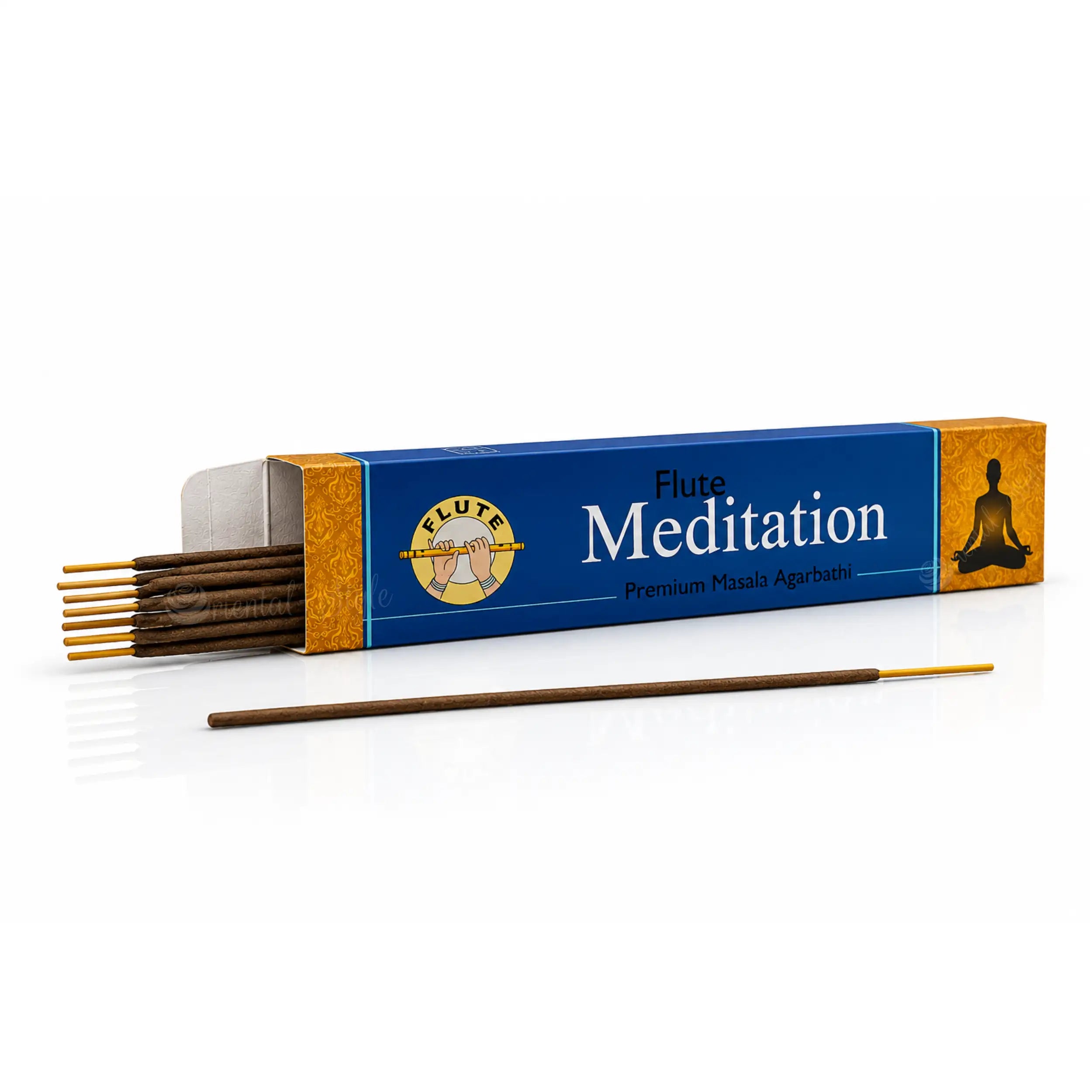 Geöffnete Flute Meditation Packung mit indischen Masala-Räucherstäbchen und einem einzelnen Stäbchen auf weißem Hintergrund