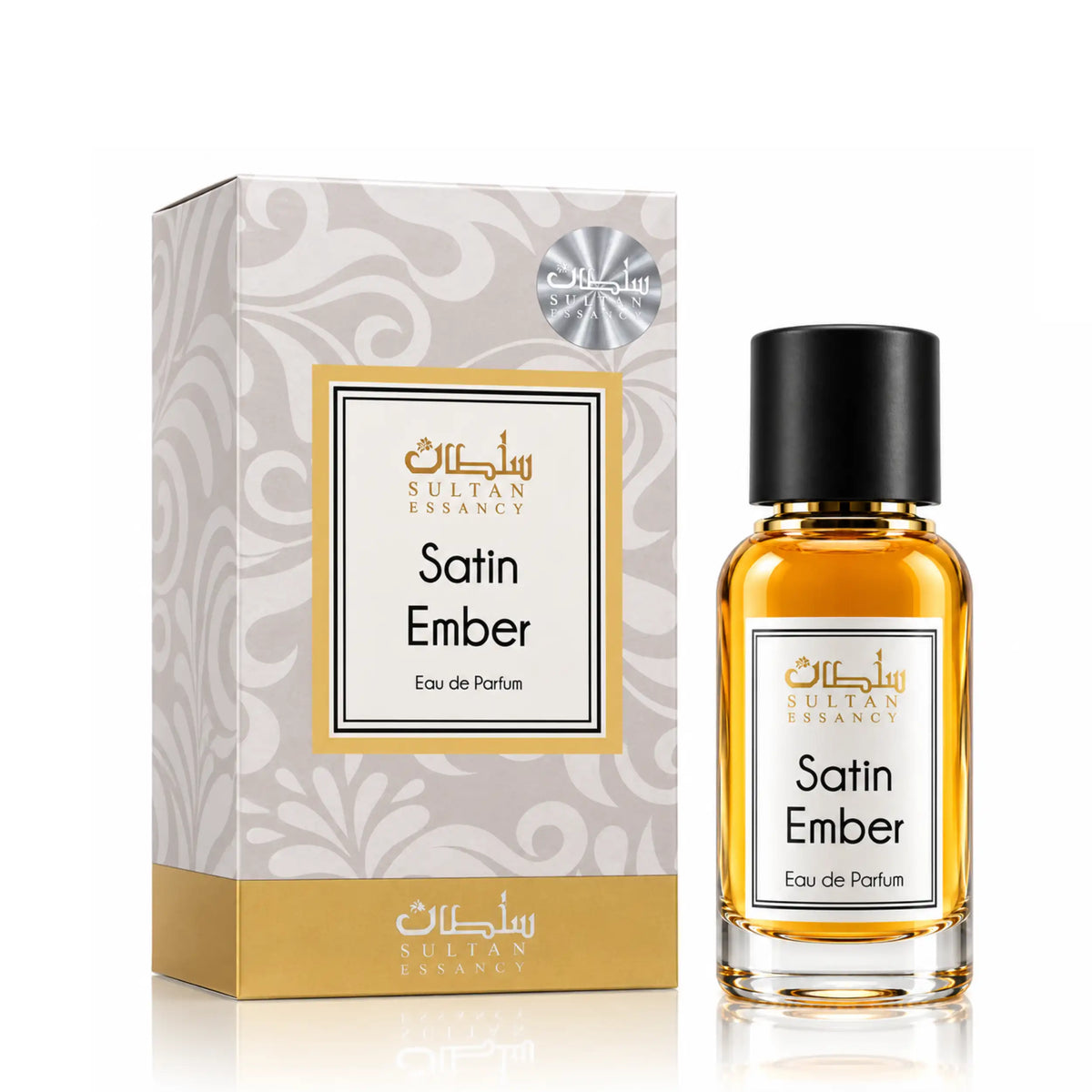 Satin Ember Eau de Parfum Unisex von Sultan Essancy – goldfarbener Duft im transparenten Glasflakon mit schwarzem Verschluss, daneben die beigefarbene Originalverpackung mit goldenen Akzenten.