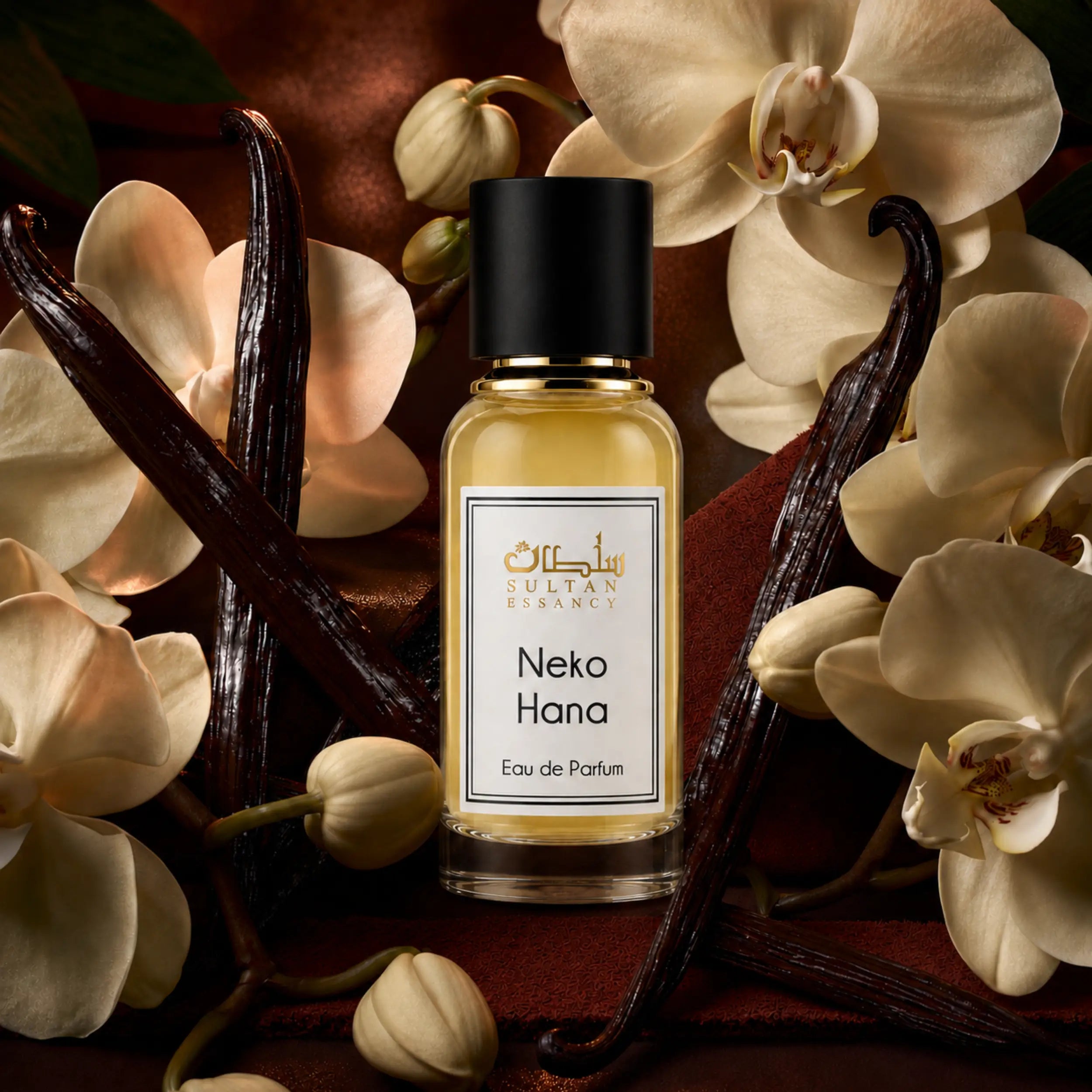 Sultan Essancy Neko Hana Eau de Parfum im transparenten Flakon, umgeben von Vanilleschoten und cremefarbenen Orchideen – Oriental-Style
