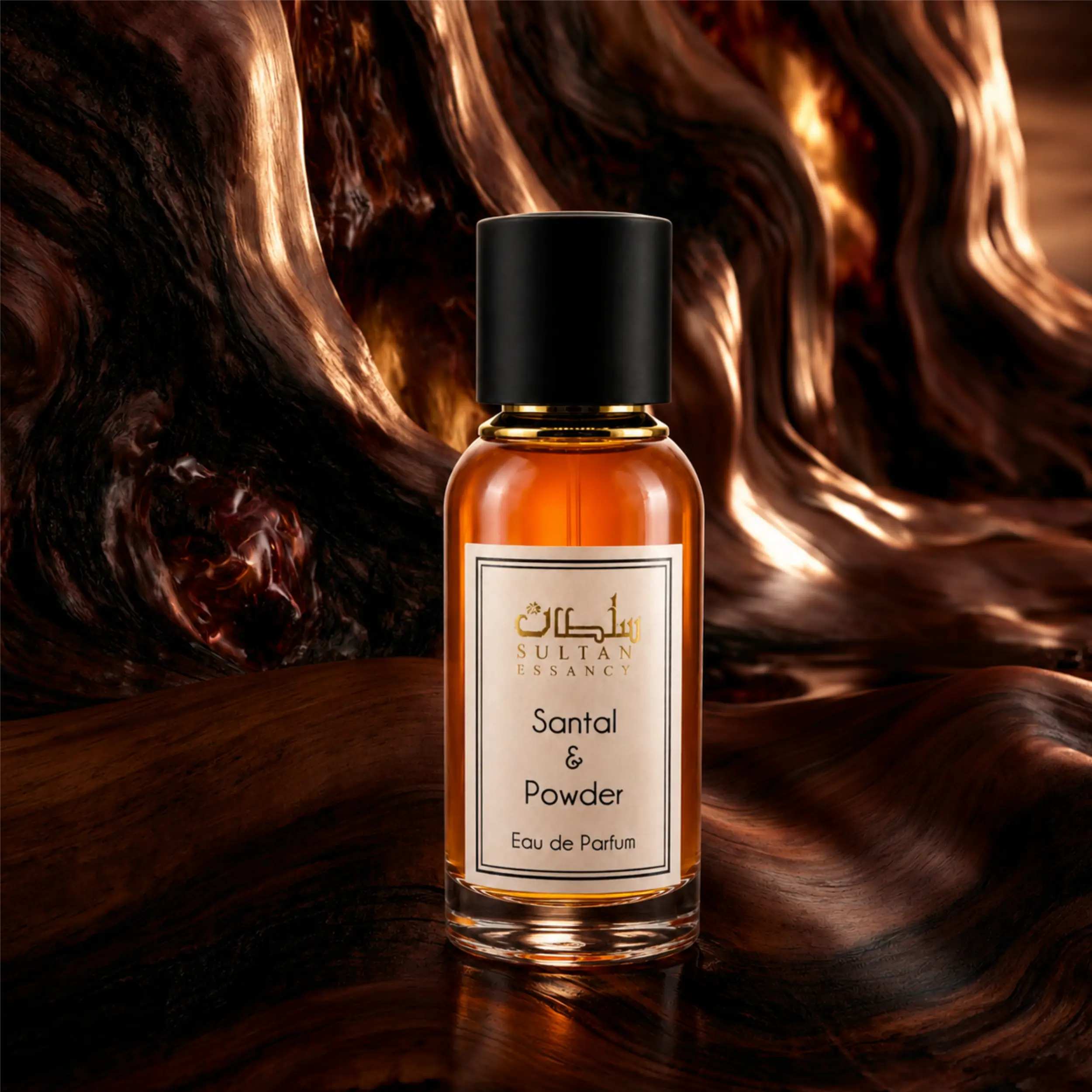 Sultan Essancy Santal & Powder Eau de Parfum als Flakon in dunkler Sandelholz-Szene, cremig-pudriger Duftzwilling mit Iris, Moschus, Amber und Vanille – Oriental-Style