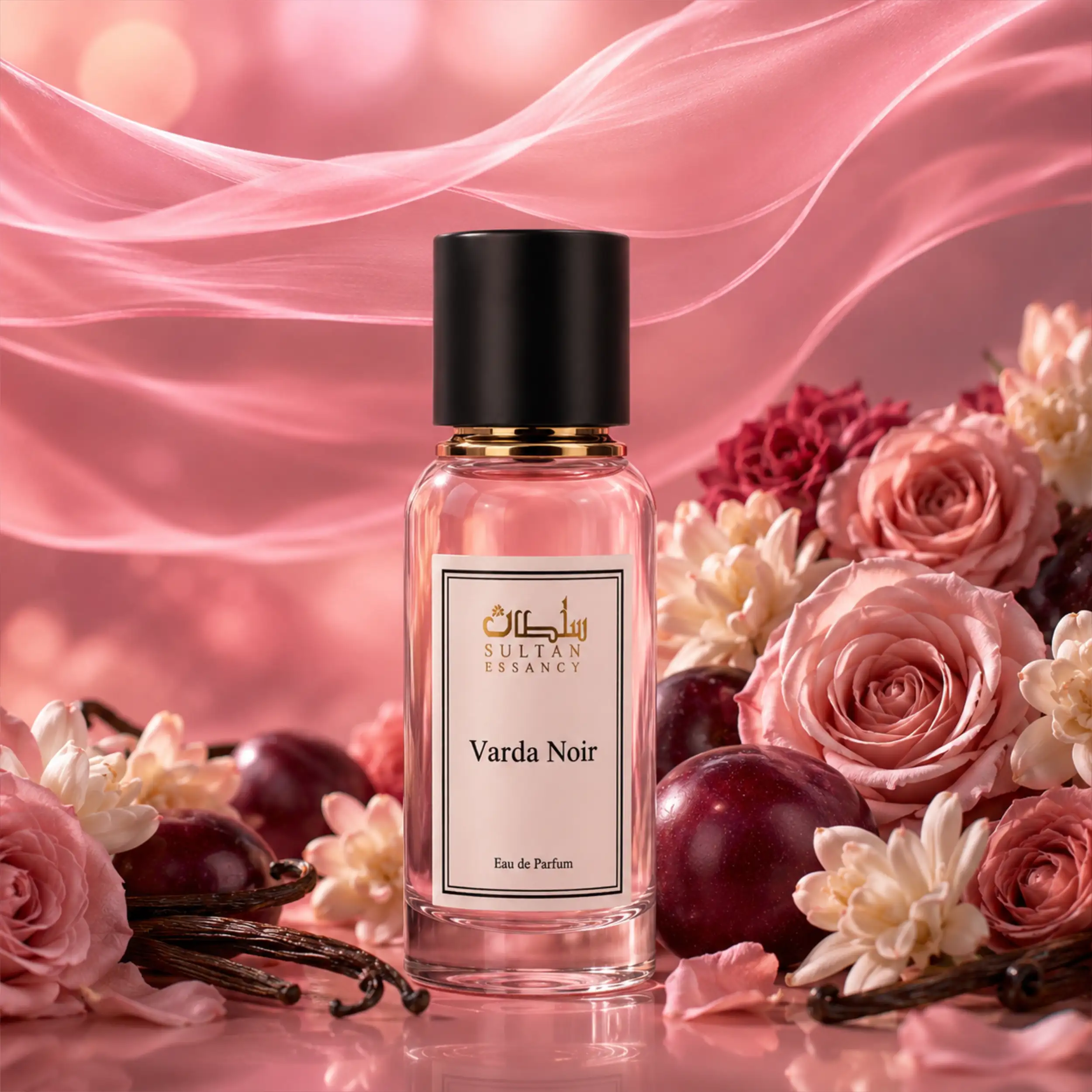 Varda Noir Eau de Parfum von Sultan Essancy, femininer Duftzwilling mit samtiger Pflaume, Rose, Tuberose, Moschus und Vanille vor rosafarbenem Luxus-Hintergrund