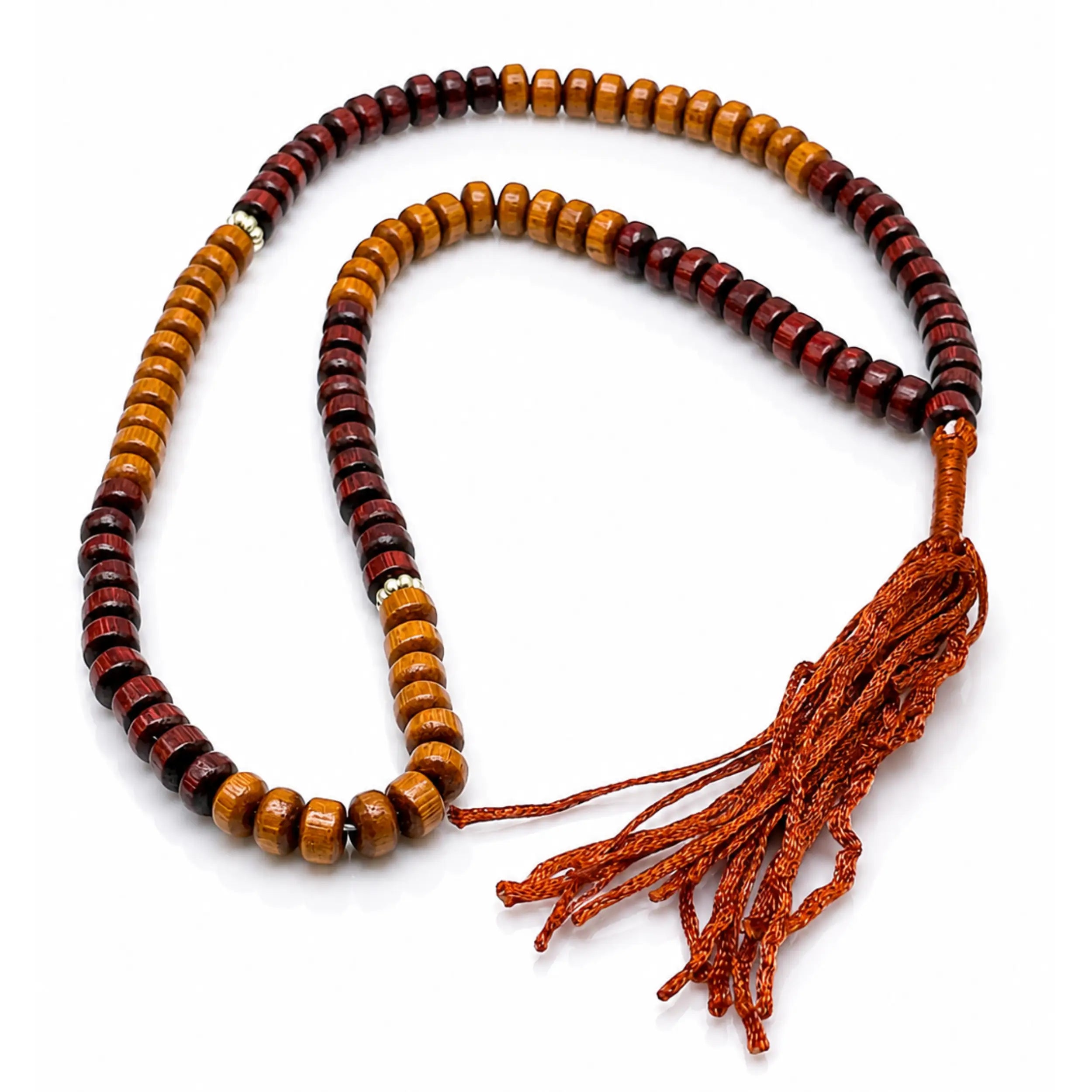 Zweifarbige Tasbih mit 99 Holzperlen, brauner Quaste und natürlicher Maserung auf weißem Hintergrund