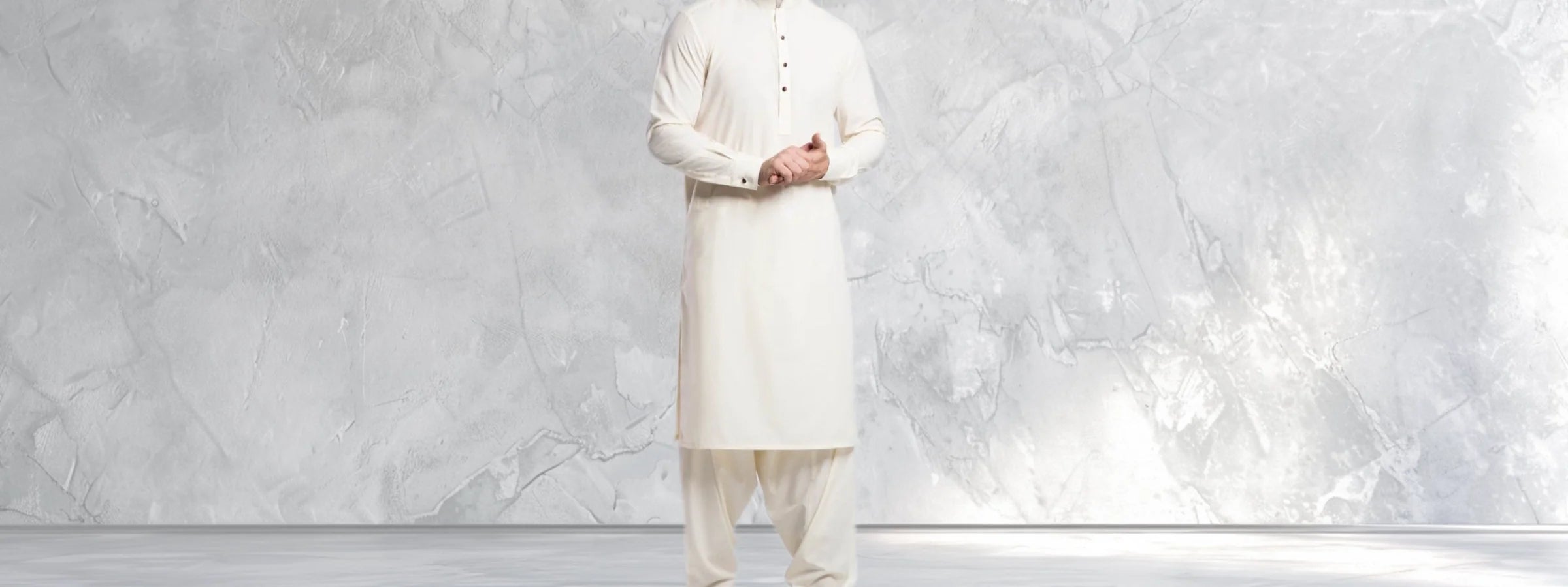 Mann in cremeweißem Salwar Kameez vor heller Marmorwand – Salwar Kameez für Herren