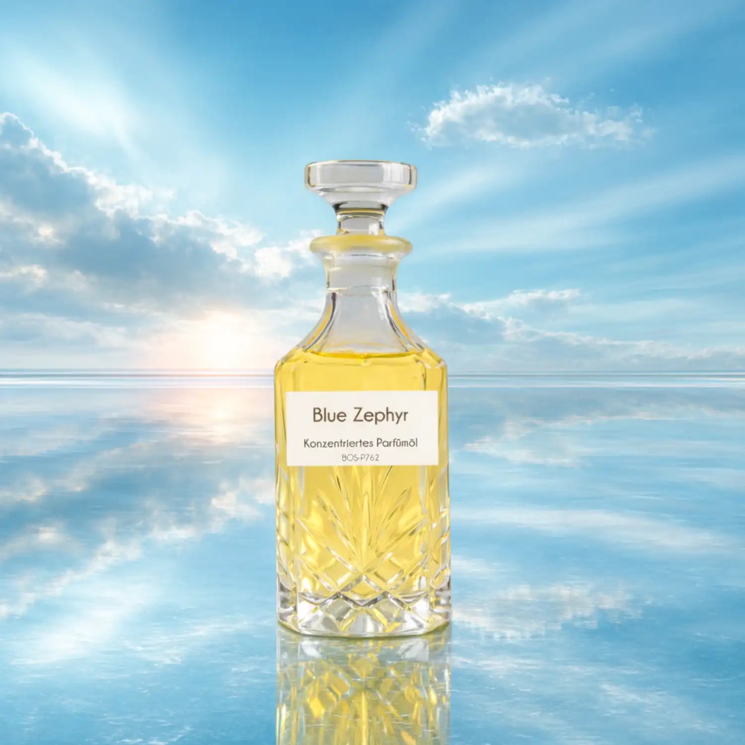 Blue Zephyr Parfümölflakon vor Wasser und blauem Himmel