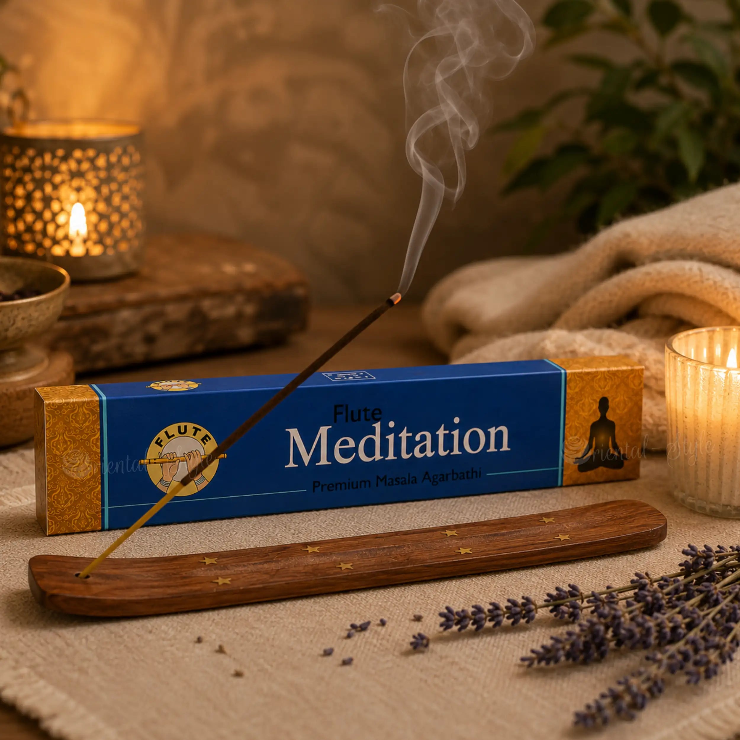 Brennendes Flute Meditation Räucherstäbchen im Holzhalter mit feinem Rauch, geschlossener Verpackung und ruhiger Wohnatmosphäre