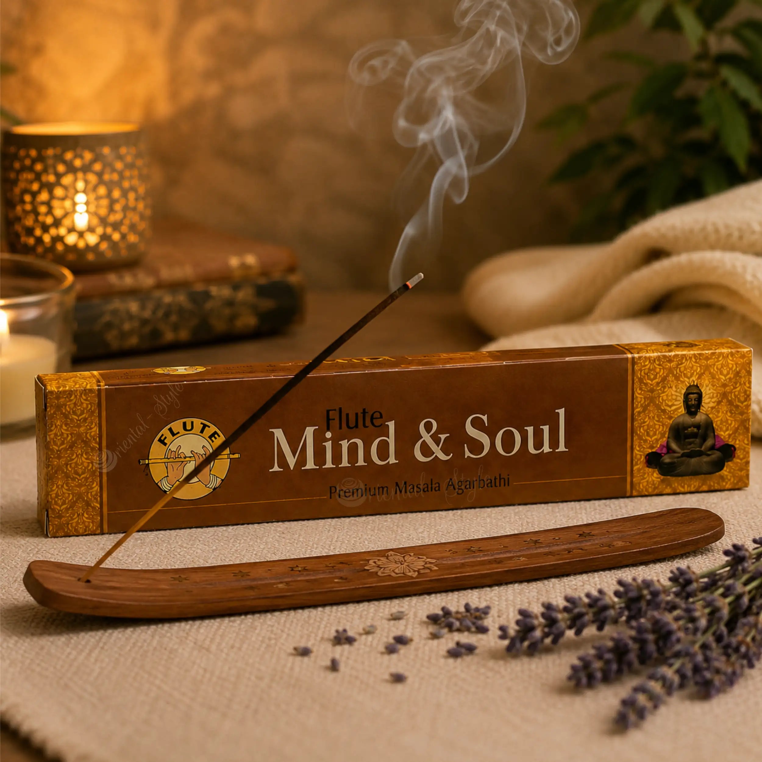 Brennendes Flute Mind & Soul Räucherstäbchen im Holzhalter mit dezentem Rauch, geschlossener Verpackung und warmer Wohnatmosphäre