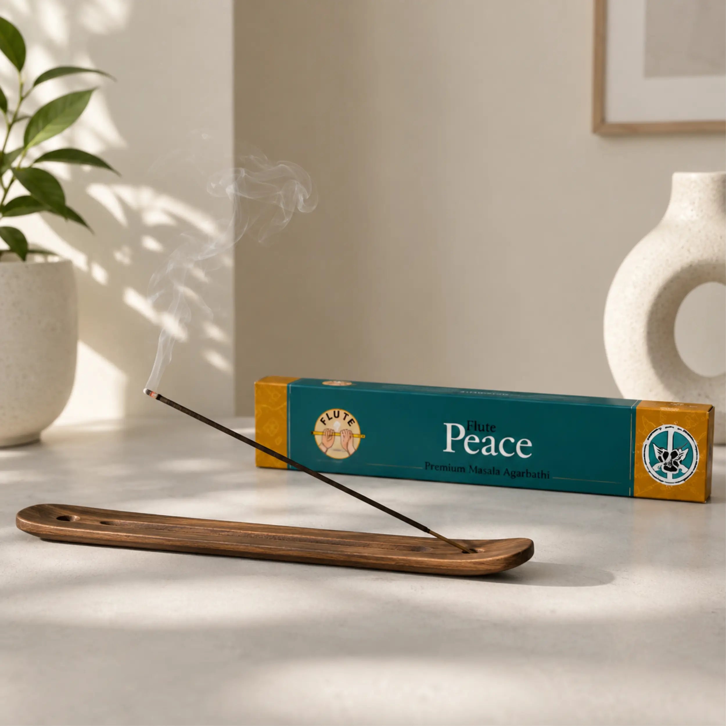 Flute Peace indische Masala Agarbatti mit brennendem Räucherstäbchen im Halter, sanft süß-fruchtiger Raumduft mit feinem Rauch