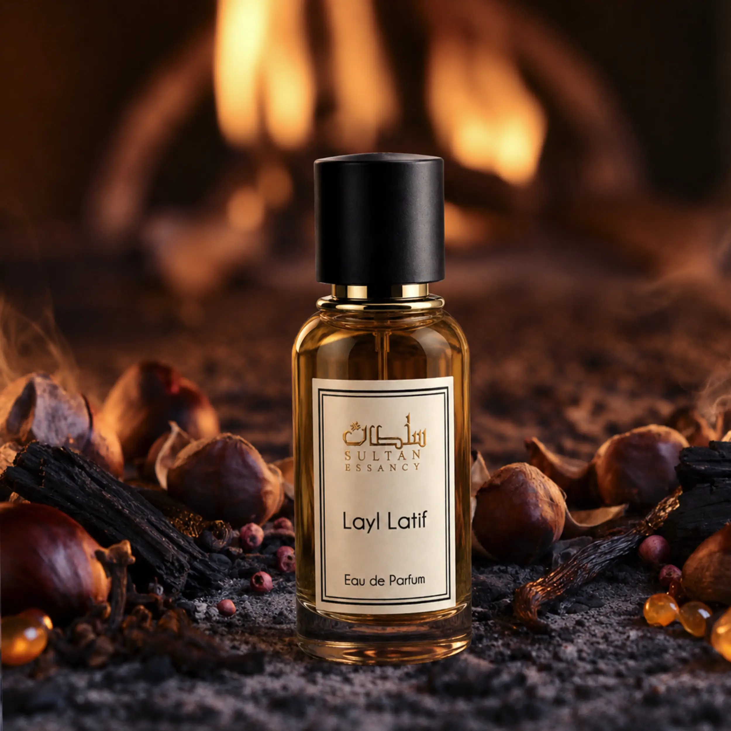 Sultan Essancy Layl Latif Eau de Parfum vor Kamin, warm-würziger Unisex-Duft mit rauchiger Kastanie, Vanille, Hölzern und Perubalsam bei Oriental-Style