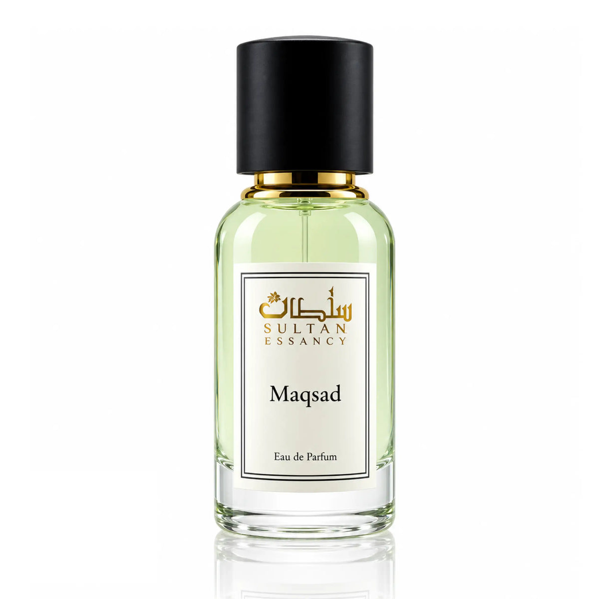 Maqsad Eau de Parfum von Sultan Essancy – transparenter Glasflakon mit hellgrünem Parfüm, goldfarbenem Halsring und schwarzem Verschluss auf weißem Hintergrund.
