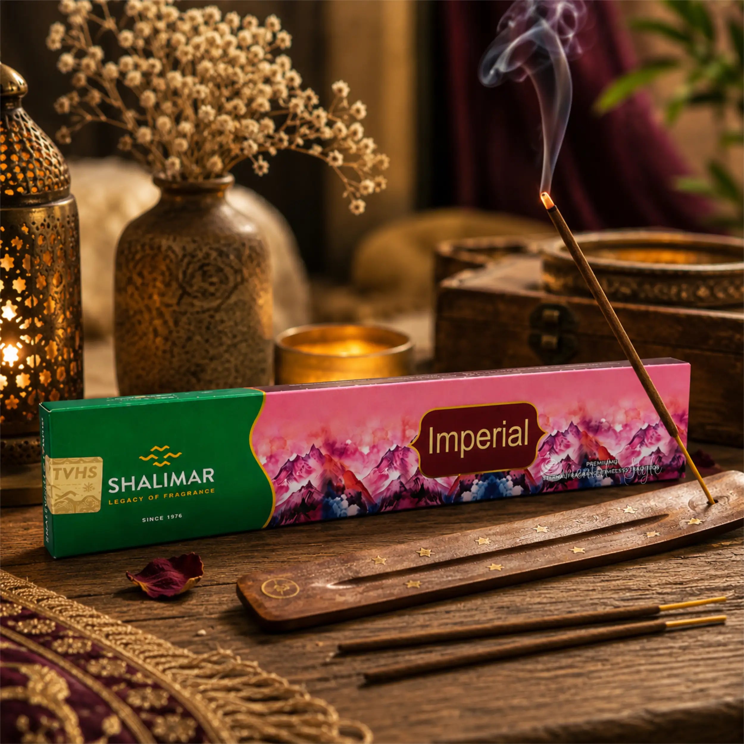 Shalimar Imperial Räucherstäbchen in warmer Wohnatmosphäre mit brennendem Stäbchen im Holzhalter und sanft aufsteigendem Rauch