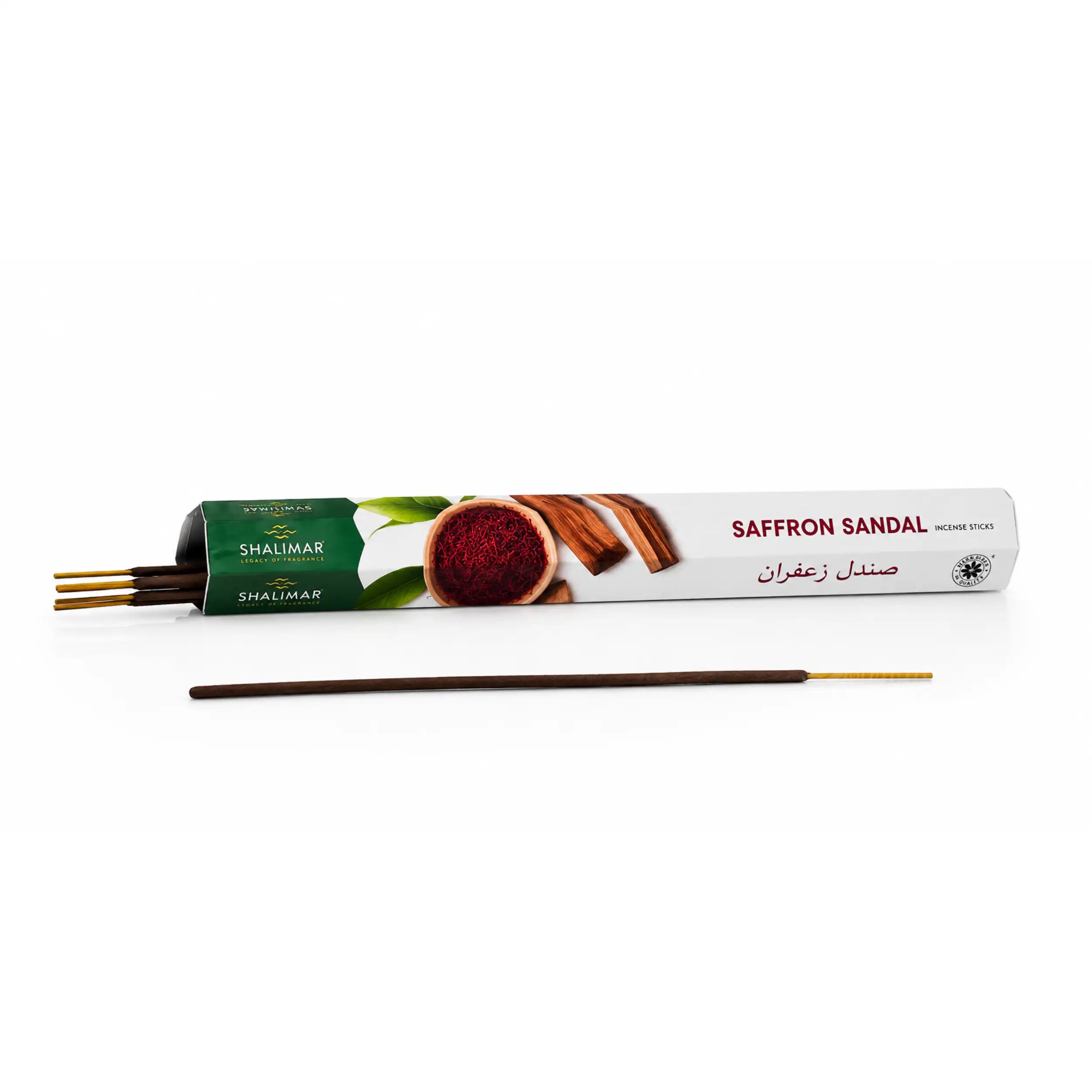 Geöffnete Shalimar Saffron Sandal Packung mit mehreren indischen Räucherstäbchen und einem einzelnen Stäbchen auf weißem Hintergrund