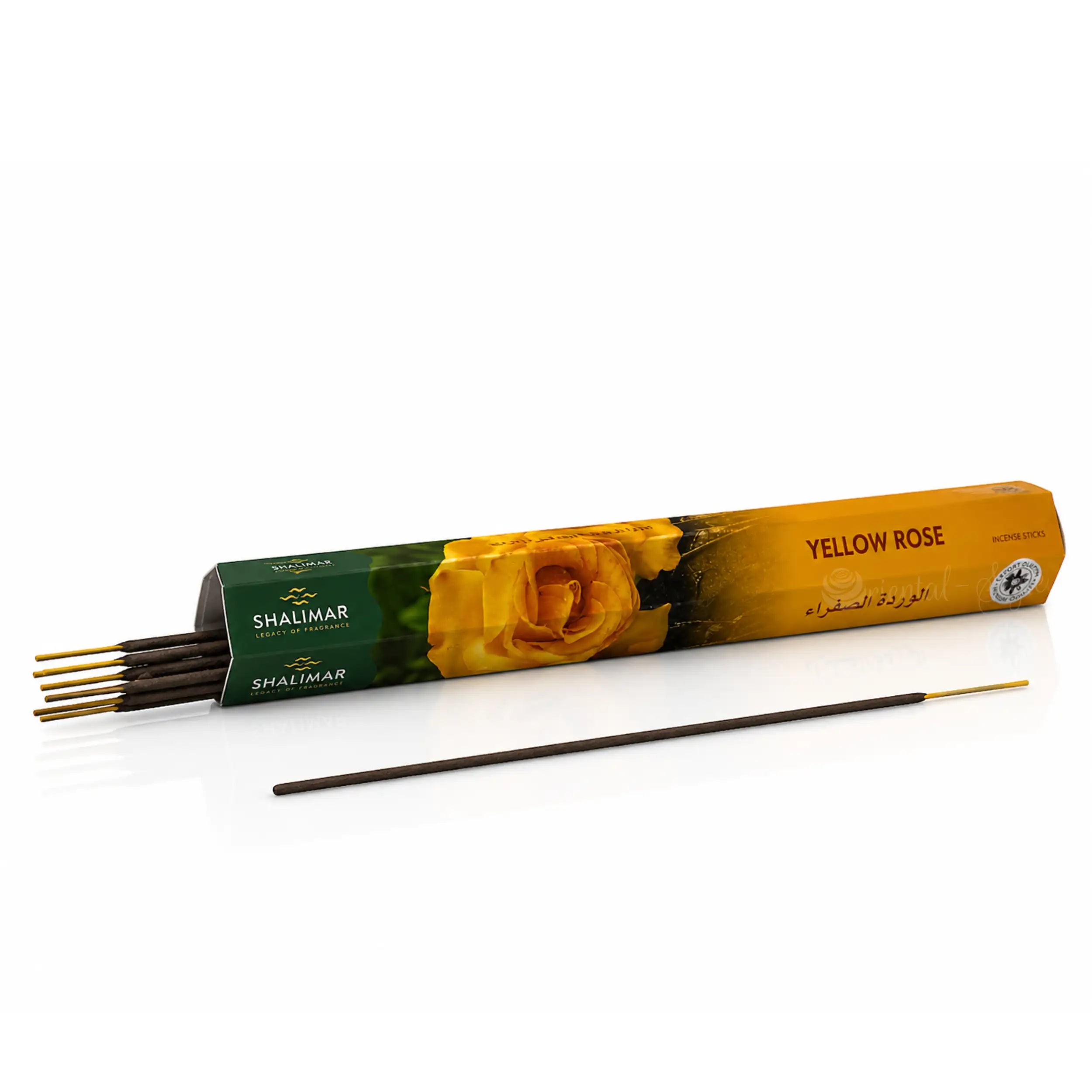 Geöffnete Shalimar Yellow Rose Packung mit mehreren indischen Räucherstäbchen und einem einzelnen Stäbchen auf weißem Hintergrund