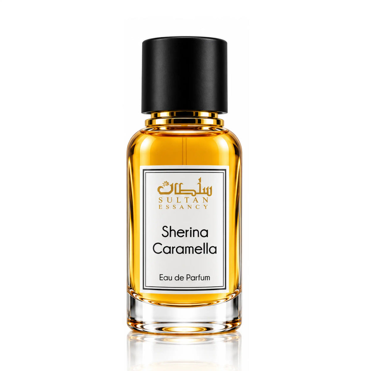 Sherina Caramella Eau de Parfum von Sultan Essancy – transparenter Glasflakon mit goldbraunem Duft, schwarzem Verschluss und weißem Etikett auf reinweißem Hintergrund.
