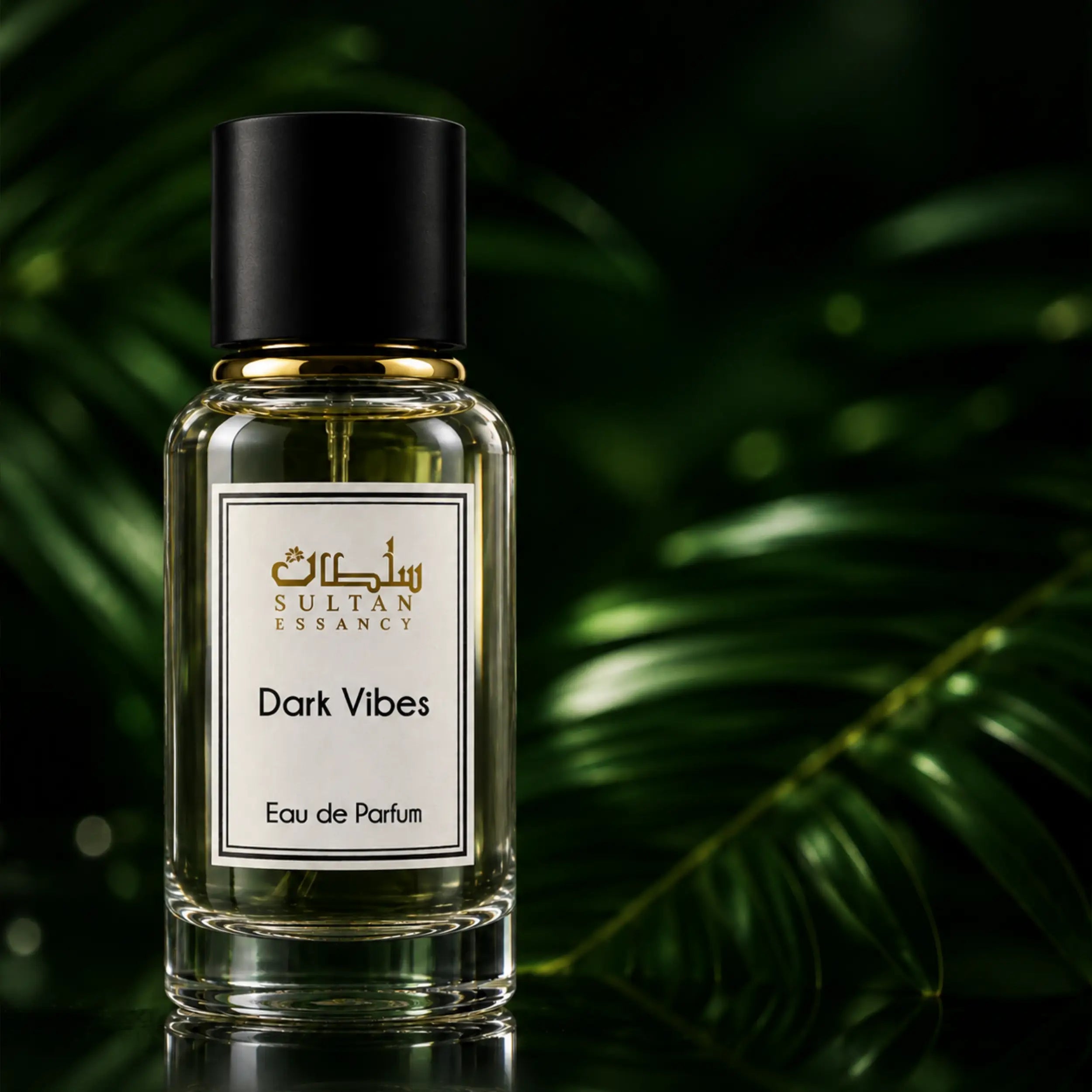 Sultan Essancy Dark Vibes Herren Eau de Parfum Flakon mit transparentem Glas, schwarzem Verschluss und luxuriöser grüner Hintergrundinszenierung