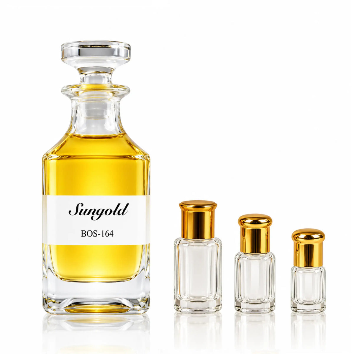 Sungold Parfümöl für Herren von Sultan Essancy – große Glasflasche mit goldgelbem Duftöl und weißem Etikett, daneben drei leere Abfüllflakons mit goldfarbenen Verschlüssen.