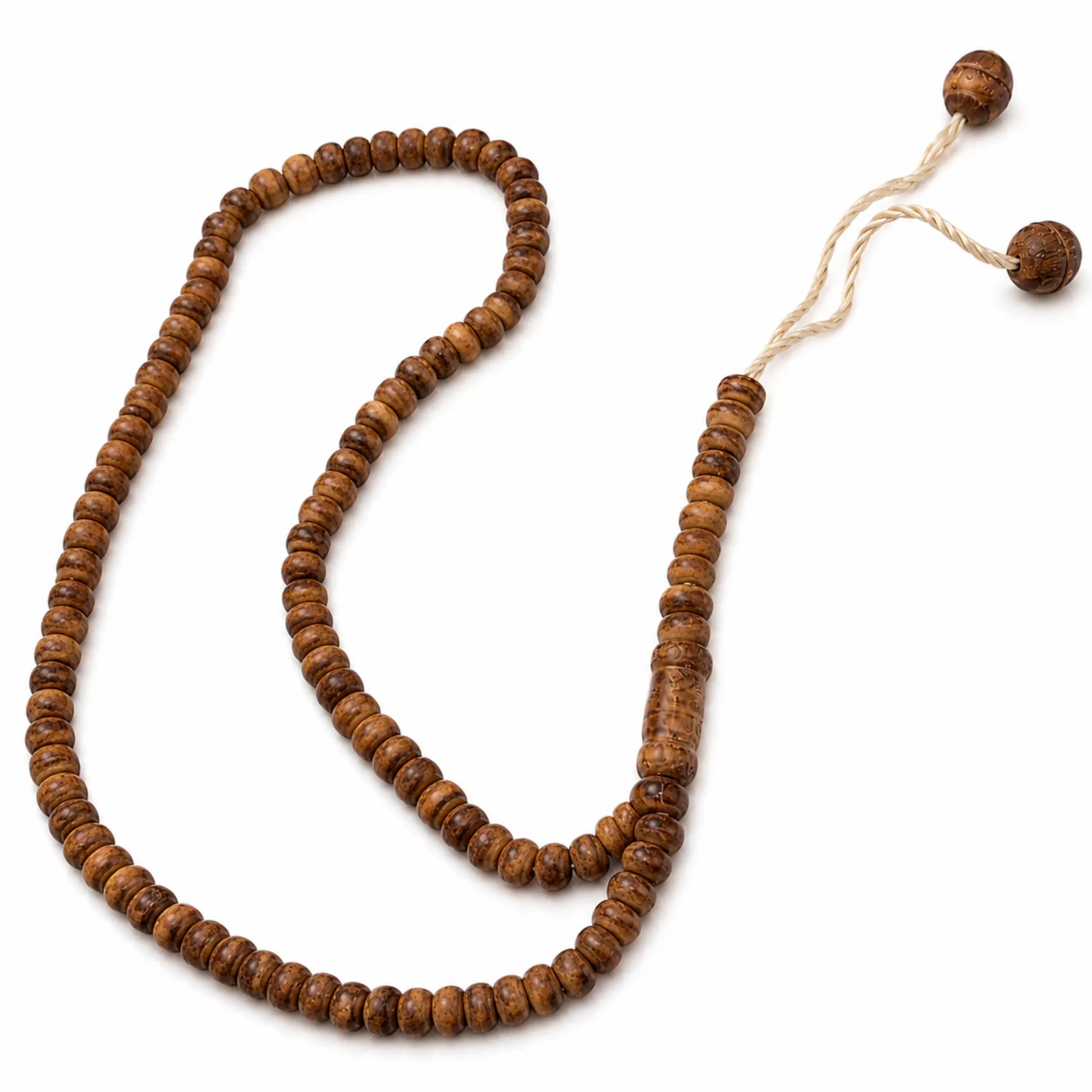 Tasbih aus Eukalyptusholz mit 99 braunen Perlen auf weißem Hintergrund