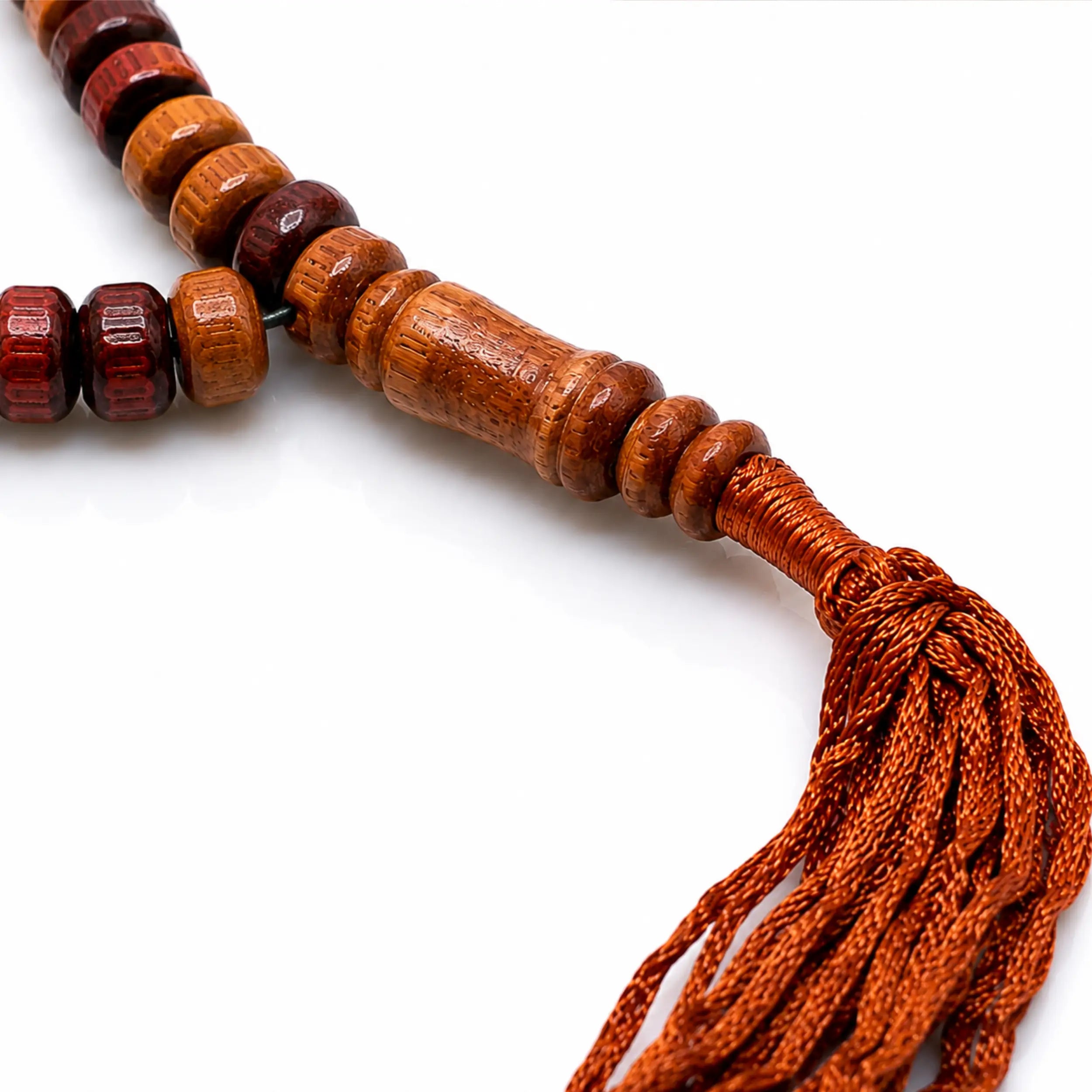 Detailaufnahme der Holzverbindung und braunen Quaste einer traditionellen Tasbih Gebetskette