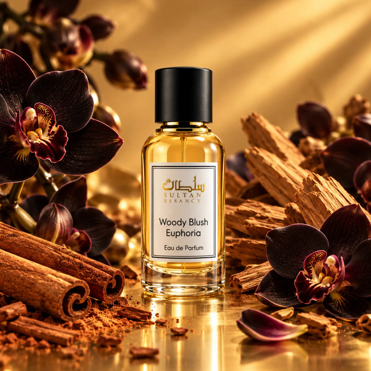 Woody Blush Euphoria Eau de Parfum von Sultan Essancy im Glasflakon mit goldgelbem Parfüm, umgeben von Zimtstangen, schwarzen Orchideen und Sandelholz vor warmgoldenem Hintergrund.