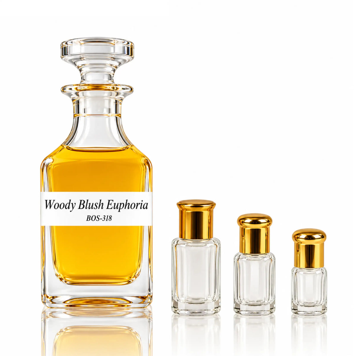 Woody Blush Euphoria Parfümöl von Sultan Essancy – große Glasflasche mit goldgelbem Duftöl neben drei kleinen, leeren Glasflakons mit goldfarbenen Verschlüssen.